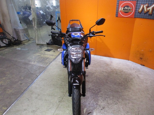 フロントから見てもこの通り状態グッド！！現行モデルはこのヘッドライトがかっこいい！勿論ＬＥＤ！！